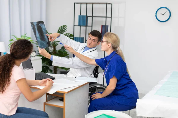 Ofisteki doktorlar hastalarının akciğer röntgenlerini tartışıyor.. — Stok fotoğraf