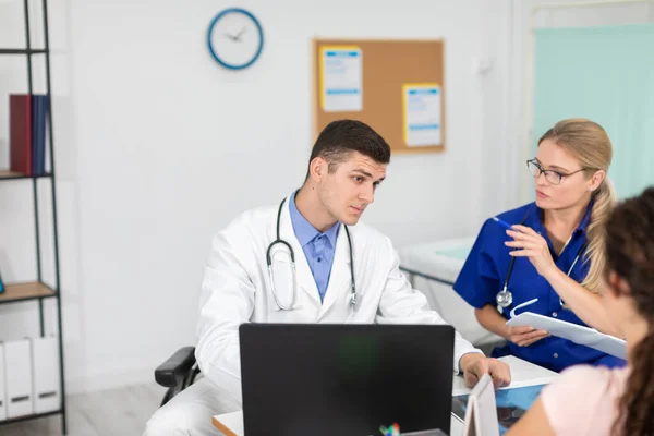 Лікар і леді-лікар обговорюють рентгенівські промені своїх пацієнтів . — стокове фото