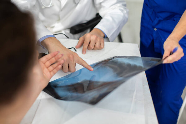 Врачи объясняют пациентке, почему она испытывает боль в легких..