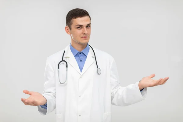 Dokter menebarkan tangannya dari sisi ke sisi dan meninggalkan pilihan kepada pasien. — Stok Foto