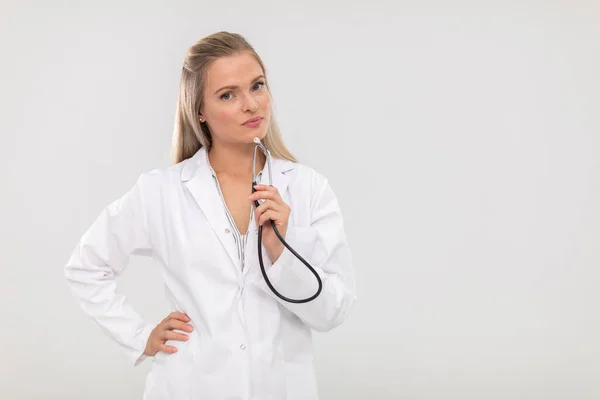 Il medico guarda risolutamente nella macchina fotografica e tiene in mano uno stetoscopio. — Foto Stock