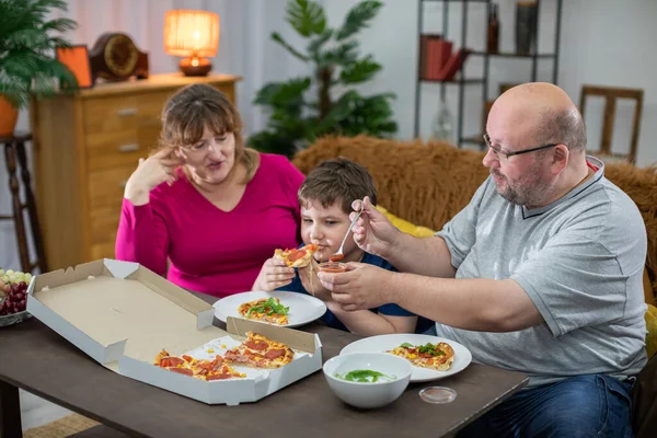 Sobrou uma última fatia de pizza e todos querem comê-la.. — Fotografia de Stock