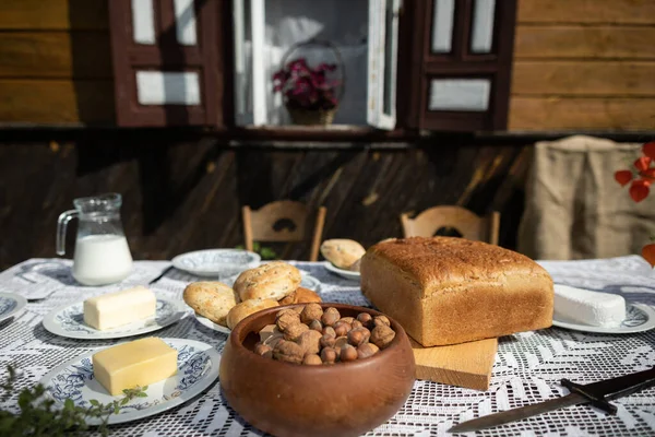 Деревенский стол на завтрак с хлебом, молоком, сыром и фруктами. — стоковое фото