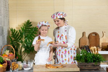 Beş yaşında bir kızı olan çekici bir anne, kendi pişirdikleri pizzaları birbirinden ayırıyor ve denemek istiyorlar. Puki ateşli ve güzel kokulu. Mutfakta birlikte çalıştıktan sonra.