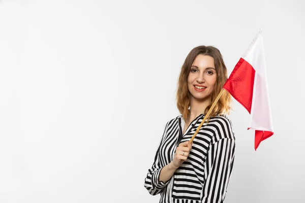 拿着波兰国旗的小女孩这名学生手里拿着国旗，这是波兰国家的象征。有白底国旗的女人与背景隔离. — 图库照片