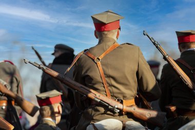 Polonyalı süvariler tam teçhizatlı at sırtında.