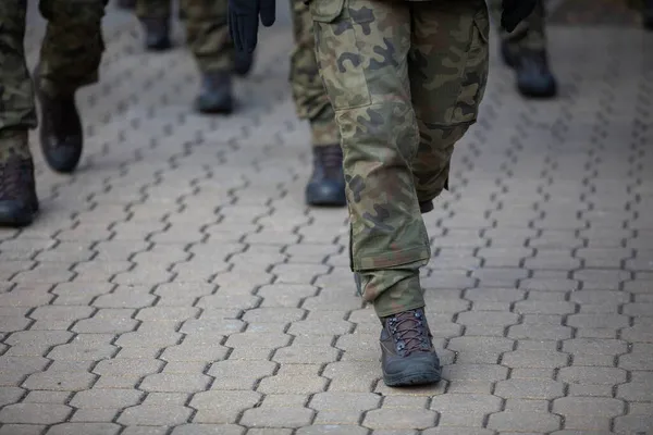 Soldados polacos marchan durante un feriado estatal en la plaza del desfile. — Foto de Stock