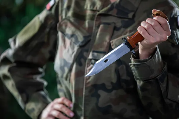 一个装扮成士兵的女人手里拿着刺刀。每个士兵的装备. — 图库照片