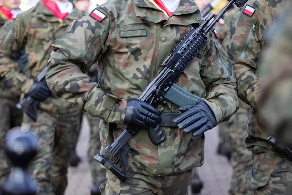 Soldados polacos armados con ametralladoras marchan. — Foto de Stock