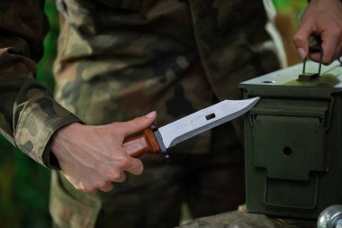 Bir asker kilitli bir cephane kutusunu açmaya çalışıyor. Yakın çekim görünümü.