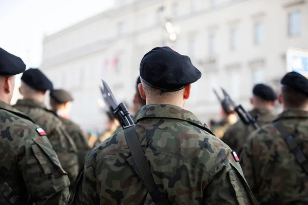 Молодые солдаты в черных беретах с пушками и штыками в кобуре. — стоковое фото
