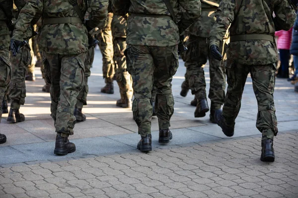 Вид сзади на марширующих солдат в полной форме. — стоковое фото