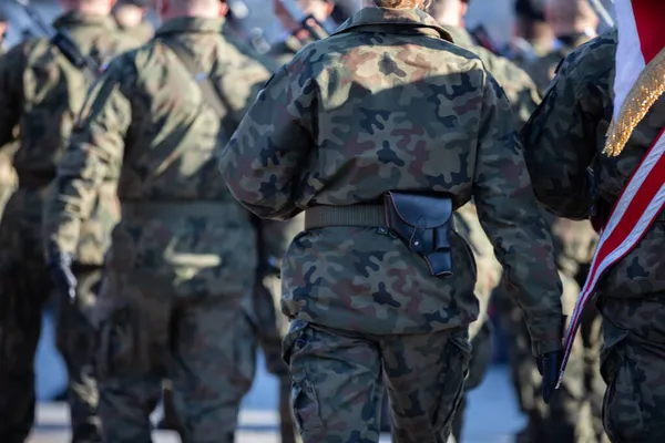 Los soldados marchan en desfile con uniforme completo. Vista trasera. — Foto de Stock