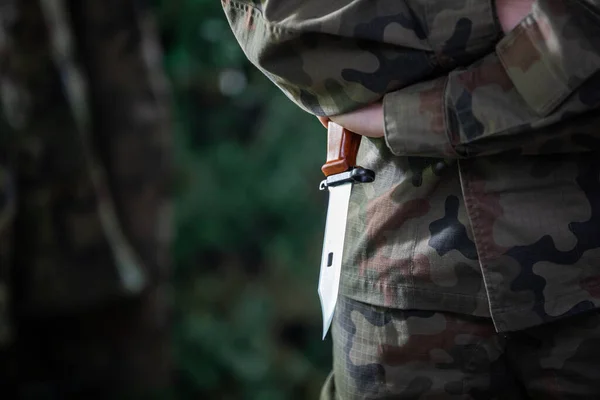 Un soldado está listo para atacar con una bayoneta afilada en la mano. Vista de primer plano. — Foto de Stock