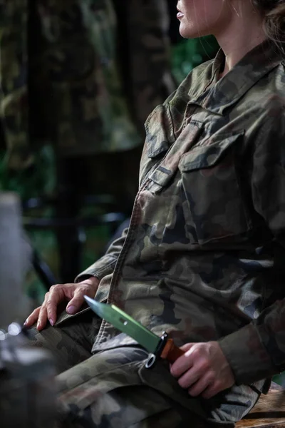 一个身穿摩洛制服的士兵手里拿着刺刀坐在椅子上。军队中强有力的妇女. — 图库照片
