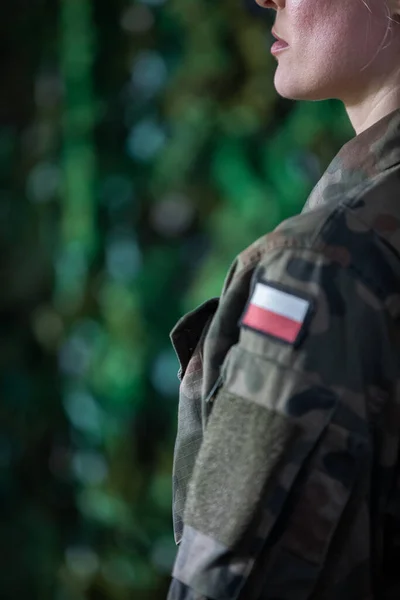 一个波兰女兵的臂膀，上面挂着波兰的国旗和红旗。A.特写镜头. — 图库照片