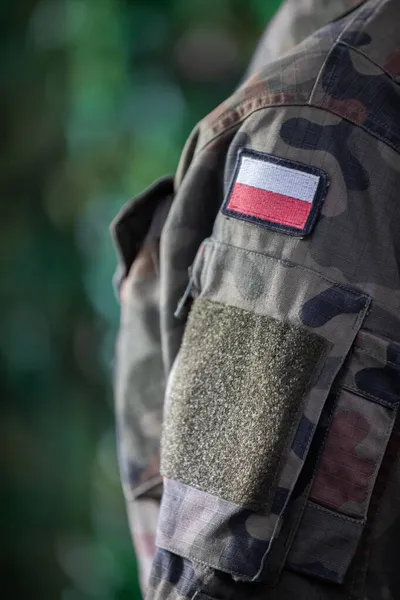 波兰士兵的臂膀，上面挂着国旗和红旗。A.特写镜头. — 图库照片