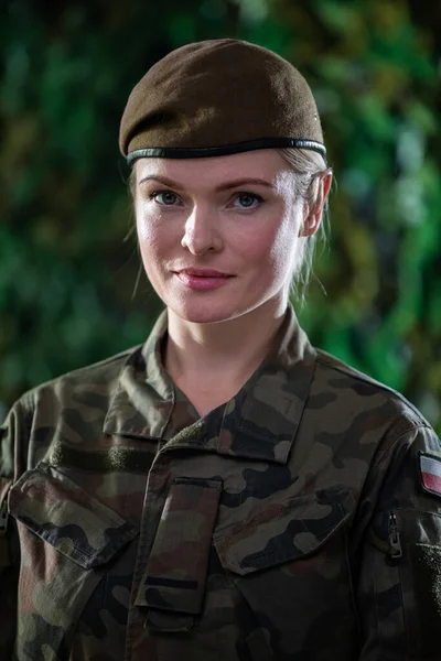 一名身着军服的年轻女兵在执勤期间的画像. — 图库照片