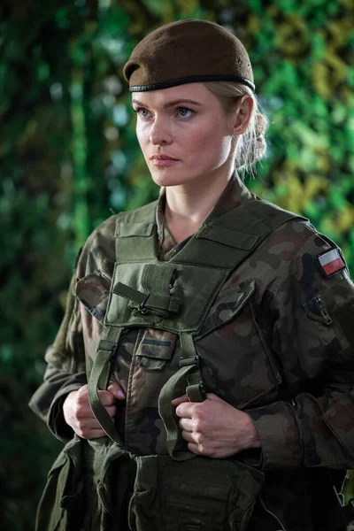 一个身穿全套装备和军服的年轻女兵的画像. — 图库照片