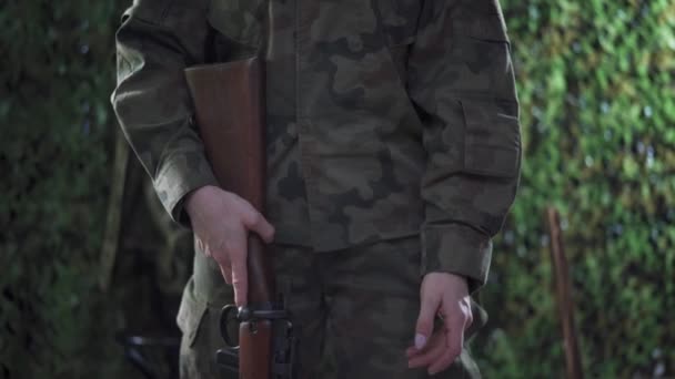 Una soldado recarga su rifle y pone su dedo en el gatillo. — Vídeos de Stock