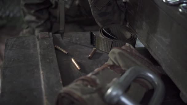 La soldado sostiene una bayoneta en su mano y golpea suavemente los casquillos del rifle.. — Vídeos de Stock