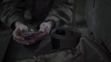 Bir asker ellerindeki kelepçeleri çevirir. Verilen kararların ikilemleri.