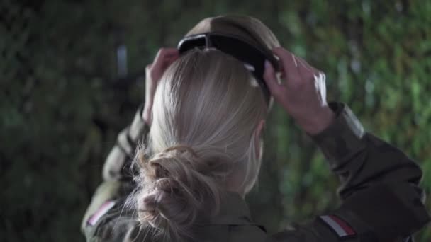 En kvinnlig soldat sätter en bert på hennes huvud. Ordning och ordning på alla sätt och vis i en militär enhet. — Stockvideo