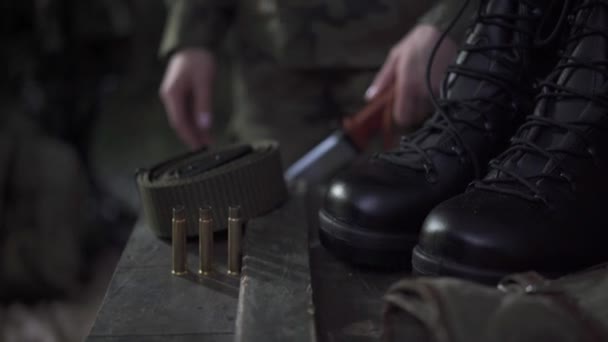Гвинтівкові оболонки і на задньому плані солдат грає з багнетом . — стокове відео