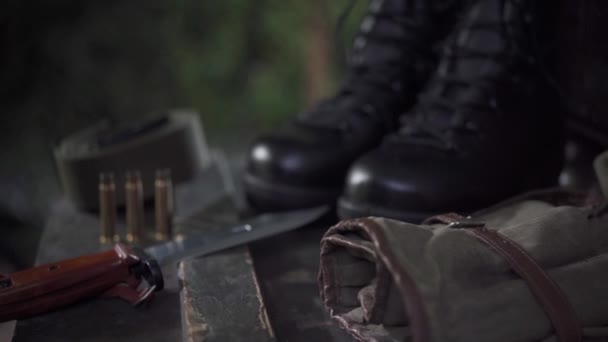 弾薬箱と銃剣のすぐ隣の仮兵舎のパノラマ. — ストック動画