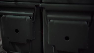 Gerçek mühimmat kutuları üst üste istiflenmiş ve boş tüfek kovanları üstte..