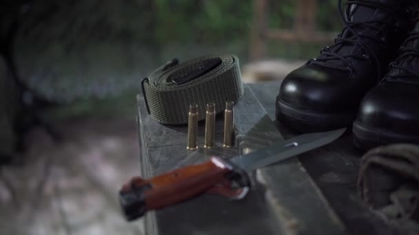 A panorama of the temporary barracks right next to the ammunition boxes and bayonet. — Stock Video