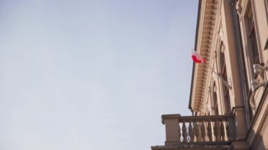 Polonya 'nın beyaz ve kırmızı bayrağı hükümet binasının cephesinde dalgalanıyor..
