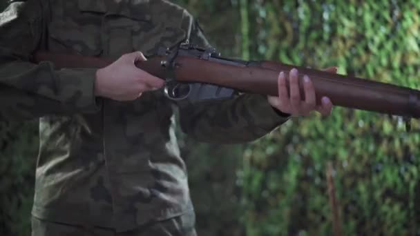 Die Soldatin hebt ihr Selbstladegewehr und lädt die Waffe nach. — Stockvideo