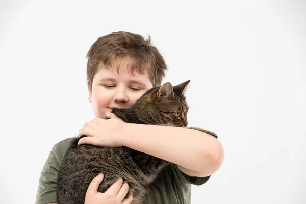 一个男孩抱着一只母猫，拥抱着她. — 图库照片