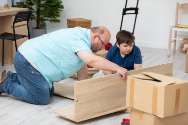 Babam mobilyaların birbirine uyup uymadığını görmek için onları dener..