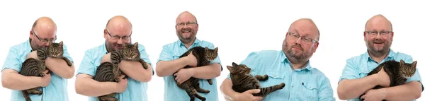 Bir çok kişi kel bir adamın kollarında dişi bir kedi tuttuğunu söylüyor.. — Stok fotoğraf