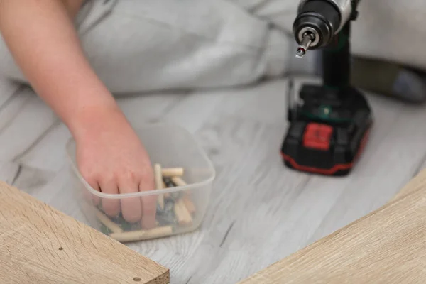 Selecciona el tornillo correcto de la caja para montar los muebles. — Foto de Stock