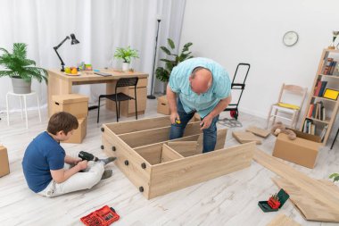 Babam bir şeyler deniyor ve hangi vidaları kullanacağına bakıyor. Mobilya montajı.