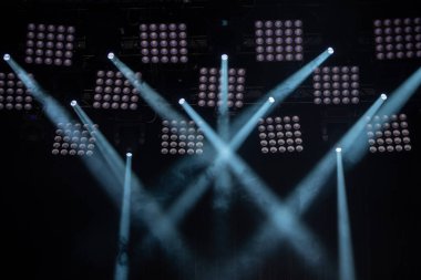 Müzik konserlerini aydınlatmak için sahne ışıkları.