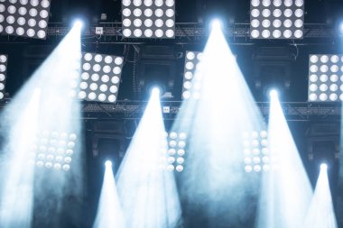 Rock konseri için parlak sahne ışıkları.