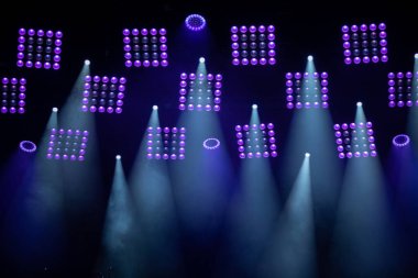 Müzikal konserleri aydınlatmak için sahne ışıklarının azalması.