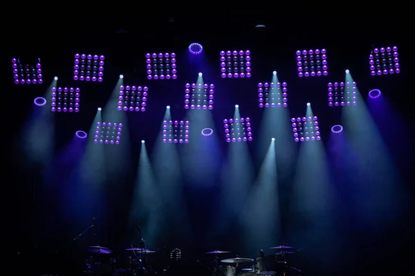Halvány színpadi világítás zenei koncertek megvilágítására. — Stock Fotó
