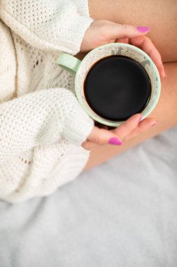 Porselen kahve fincanı bir kadının ellerinde..