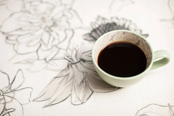 Uma grande xícara de porcelana fica em uma mesa cheia de café da manhã. — Fotografia de Stock