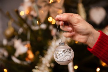 Noel için canlı bir Noel ağacı süslerken yakın plan görüntüsü.