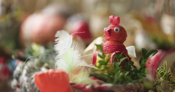 Pasen middenstuk in de lente kleuren met de hand gemaakt - een kleurrijke kip. — Stockvideo