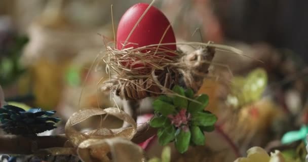 붉은 부활절 달걀은 부활절을 위해 장식되었다. 폴란드 전통. — 비디오