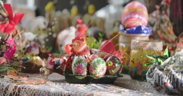 Egy gyönyörű tyúk ül a tojásai mellett. Húsvéti tojás. — Stock videók