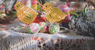 Paskalya süsü olarak sarı tavuklar ve Paskalya yumurtaları.