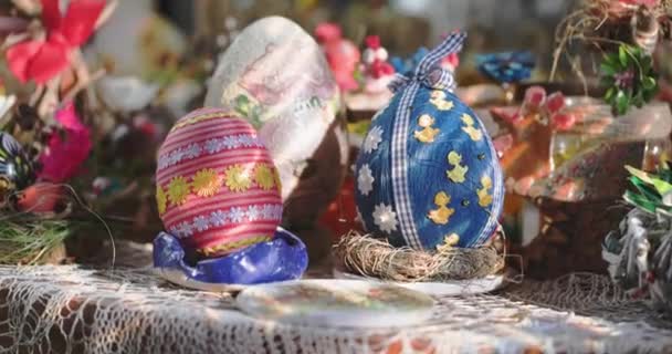 Grande uovo di Pasqua decorato come una bella decorazione della tavola. — Video Stock